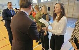 Dyrektor Szkoły wręcza nagrody nauczycielom
