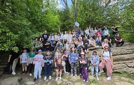 Uczestnicy wycieczki na tle Kamiennych Ksiąg w Wąwozie Homole - zdjęcie grupowe