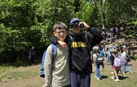 Dwaj uczniowie przy Kamiennych Księgach