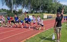 Przed startem chłopc&oacute;w pierwszej serii biegu na 1000 m