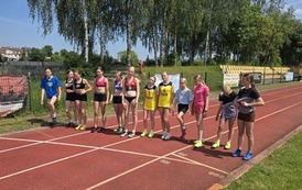 Przed startem dziewcząt pierwszej serii biegu na 600 m