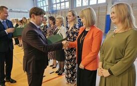 Dyrektor Szkoły wręcza nagrody nauczycielom