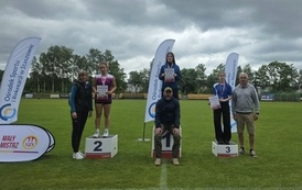 Nagrodzone dziewczęta na podium w biegu na 600 m wraz z nauczycielami