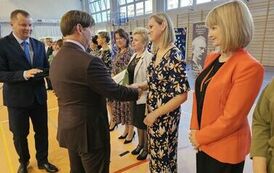 Dyrektor Szkoły wręcza nagrody nauczycielom