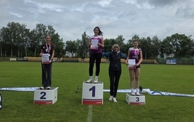 Najlepsze w rzucie oszczepem na podium z nauczycielem