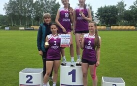 Zwycięska sztafeta 4x100 m ze staszowskiej dw&oacute;jki na podium z nauczycielem