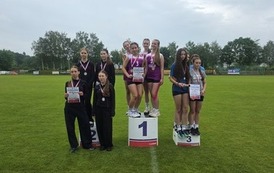 Najlepsze sztafety 4x100 m dziewcząt na podium