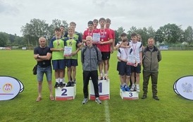 Najlepsze sztafety 4x100 m chłopc&oacute;w na podium z nauczycielami