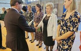 Dyrektor Szkoły wręcza nagrody nauczycielom