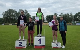 Nagrodzone zawodniczki w konkurencji 100 m z nauczycielami