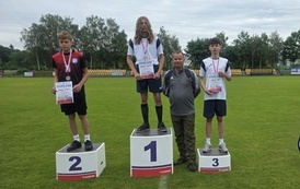 Mikołaj i Wiktor na podium z nauczycielem