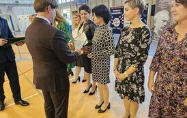 Dyrektor Szkoły wręcza nagrody nauczycielom