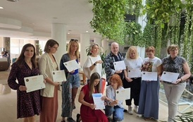 Uczestnicy kursu z certyfikatami