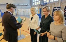 Dyrektor Szkoły wręcza nagrody nauczycielom