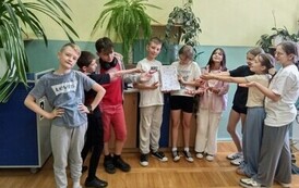 Prezentacja szkolnej książki kucharskiej Smaki Dw&oacute;jki przez uczni&oacute;w