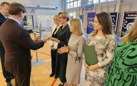 Dyrektor Szkoły wręcza nagrody nauczycielom
