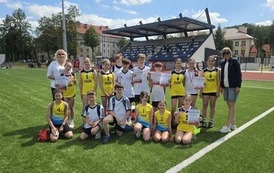 Nagrodzona reprezentacja staszowskiej dw&oacute;jki z nauczycielami