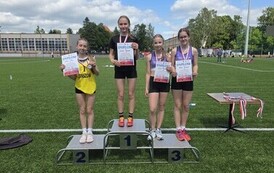Najszybsze dziewczęta w biegu 60 m na podium rocznik 2013