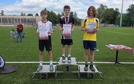 Nagrodzeni zawodnicy w biegu 1000 m na podium