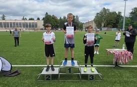 Najlepsi chłopcy w skoku w dal z klas IV na podium