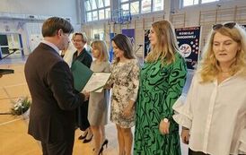 Dyrektor Szkoły wręcza nagrody nauczycielom