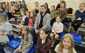 Rodzice podczas akademii z okazji Dnia Edukacji Narodowej