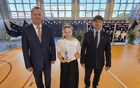 Patrycja Klimek nagrodzona za stuprocentową frekwencję z dyrektorem Dariuszem Kubalskim i wicedyrektorem Rafałem Konatem