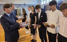 Wręczanie nagr&oacute;d uczniom za udział w poczcie sztandarowym
