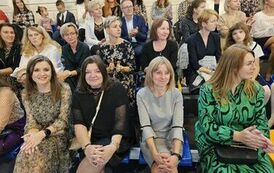 Nauczyciele, pracownicy administracyjni szkoły oraz rodzice podczas akademii z okazji Dnia Edukacji Narodowej
