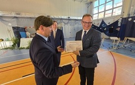 Dyrektor Dariusz Kubalski wręcza podziękowanie prezesowi Banku Sp&oacute;łdzielczego w Staszowie - Grzegorzowi Kozakowi