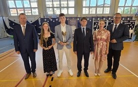 Sportsmenka Roku - Milena Maj i Sportowiec Roku - Karol Szostak wraz z dyrektorem Dariuszem Kubalskim, wicedyrektorem Rafałem Konatem, przewodniczącą Rady Rodzic&oacute;w Anną Mr&oacute;wką i Grzegorzem Kozakiem