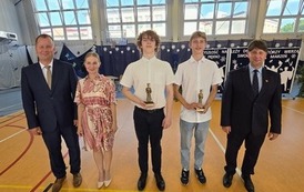 Prymusi wraz z przewodniczącą Rady Rodzic&oacute;w Anną Mr&oacute;wką oraz dyrektorem szkoły dr. Dariuszem Kubalskim i wicedyrektorem Rafałem Konatem