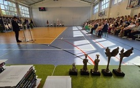 Dyrektor szkoły dr Dariusz Kubalski charakteryzuje Prymus&oacute;w Szkoły