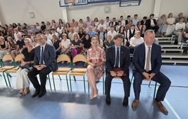 Dyrekcja szkoły, zaproszeni goście, nauczyciele, rodzice, uczniowie podczas uroczystej akademii z okazji pożegnania absolwent&oacute;w
