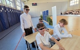 Szkolni aktorzy w przedstawieniu Dzień z życia &oacute;smoklasisty