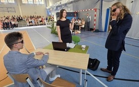 Szkolni aktorzy w przedstawieniu Dzień z życia &oacute;smoklasisty