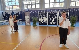Szymon Orkisz wykonuje piosenkę Szczęśliwej drogi, już czas. Wt&oacute;rują mu Milena Maj oraz Lena Golonka