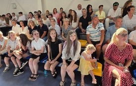 Rodzice, nauczyciele, uczniowie podczas uroczystej akademii z okazji pożegnania absolwent&oacute;w