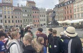 Uczniowie zwiedzający stare miasto