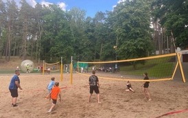 Uczniowie grają w siatk&oacute;wkę plażową