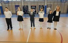 Uczniowie z klasy 3 c podczas akademii z okazji Dnia Edukacji Narodowej