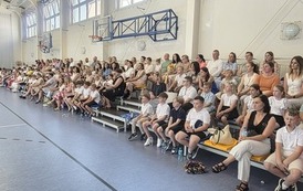 Rodzice i młodsi uczniowie na widowni w hali