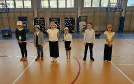 Uczniowie z klasy 4 a recytujący wiersz pod tytułem Saw my Teacher on a Saturday podczas akademii z okazji Dnia Edukacji Narodowej
