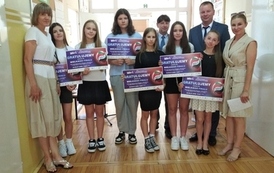 Grupa sześciu uczennic z pamiątkowymi gratulacjami, z lewej opiekunka drużyny, z prawej dyrektor, wicedyrektor, przewodnicząca Rady Rodzic&oacute;w