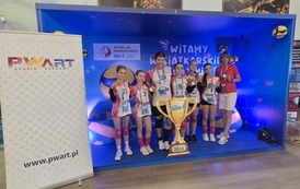 Pamiątkowe zdjęcie z logo firmy PWArt sponsora koszulek