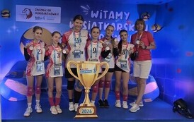 Drużyna PSP nr 2 Stasz&oacute;w z medalami pamiątkowymi