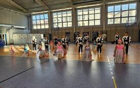 Uczniowie z klasy 3 a wykonujący taniec pod tytułem Roboty