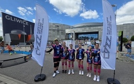 Pamiątkowe zdjęcie z logo sponsora firmy CASS Construction And Steel Structures