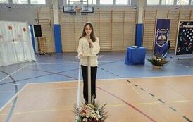 Przewodnicząca szkoły wygłaszająca przem&oacute;wienie podczas akademii z okazji Dnia Edukacji Narodowej