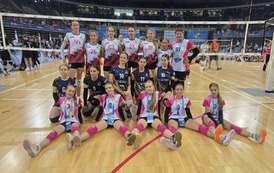 Pamiątkowe zdjęcie z drużynami Zawiercia i Mrągowa po rywalizacji w grupie
